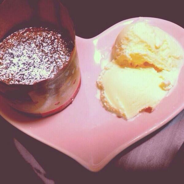 __________aibuu's tweet photo. ▼

前に作ってもらったスイーツは食う
熱あろうが関係ない。さーてこれは
誰が作ったのでしょうか。

▲ http://t.co/zVdVVJRArJ