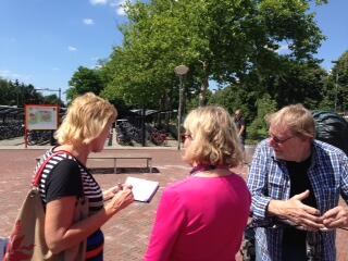 GemeenteDuiven's tweet photo. #duivenbezuinigt Weth Knuiman spreekt mensen over bezuiniging @gemeenteduiven @letzbuzz staat tot 6 u  bij NSstation http://t.co/L3hkOGVSMZ