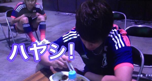 NEWS_0210's tweet photo. ハヤシをカレーの部類と思ってた慶ちゃんを見る手越の顔がヤバイ http://t.co/nHz5FVSam0