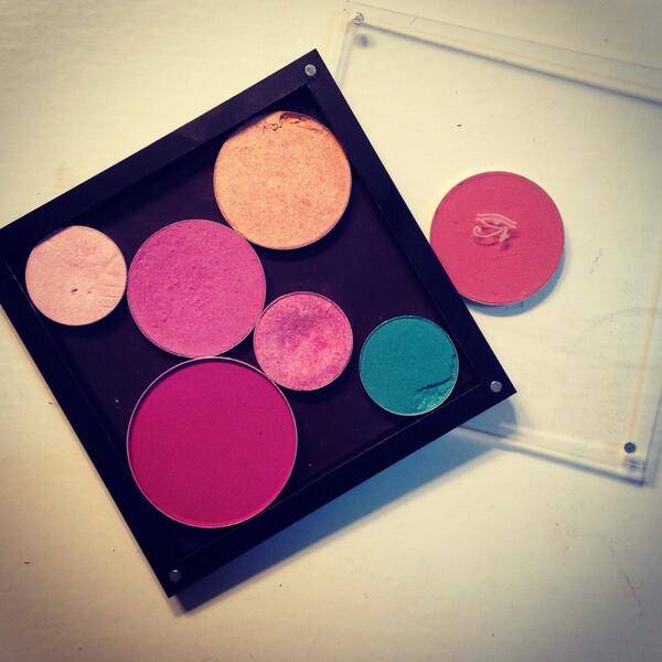 celeste_uria's tweet image. @celeste_uria: Gracias @apmaquillaje por el regalito! Me encanta! #freedomsystem #andreapellegrino #sombras #rubores