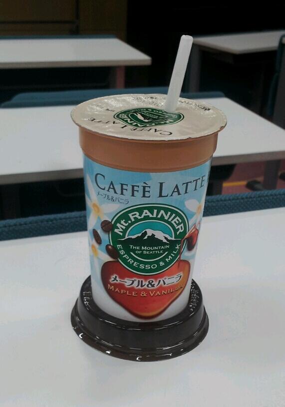 kasukabe_nohara's tweet photo. こうゆう系の飲み物のフタって、こうやってするためにあるんやって！！水滴が落ちて机とか紙とか濡らさんようにするために！知らんかった〜！！感動！！ http://t.co/trwzvEAMfo