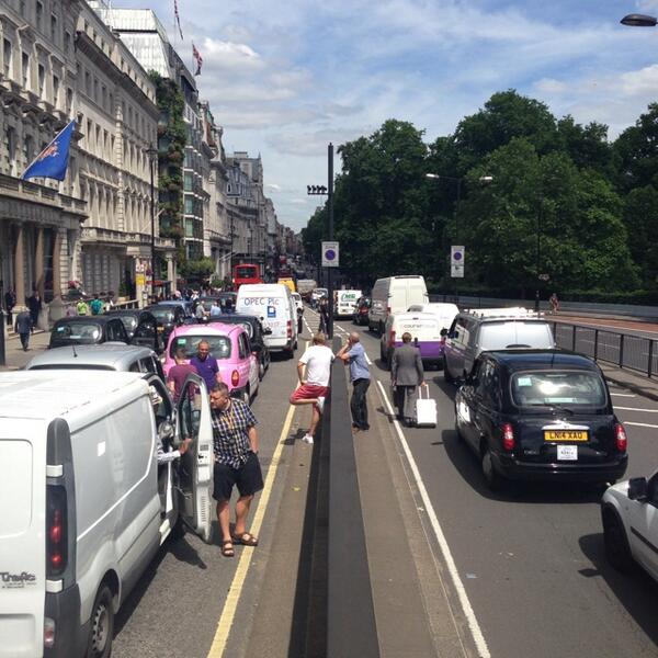 simonfranglen's tweet image. #totalgridlock Piccadilly now a car park