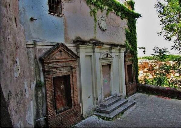 TrastevereRM's tweet photo. #ROMA La rampa del monte aureo...citata anche da Virgilio...anziche ristrutturata chiusa da mesi #monumentsmenwe http://t.co/WmQHFlKIky