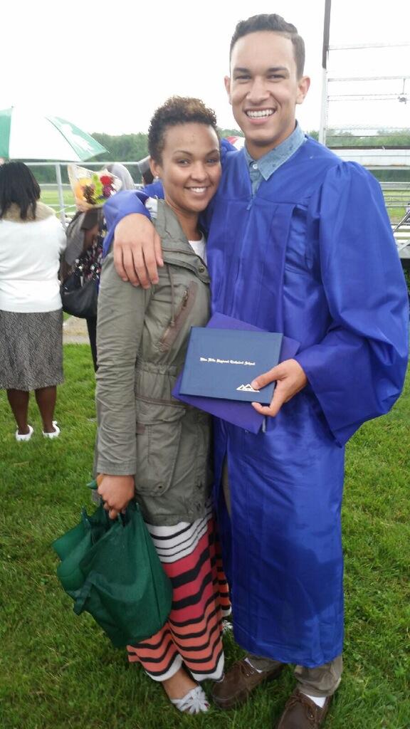 hannahg220's tweet photo. Still doesn't see real, my baby is grown http://t.co/Y3XEfs9EXf