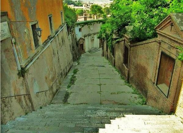 TrastevereRM's tweet photo. ROMA La rampa del monte aureo...citata anche da Virgilio...anziche ristrutturata chiusa da mesi #monumentsmenwe http://t.co/Y3KYvnxmRZ