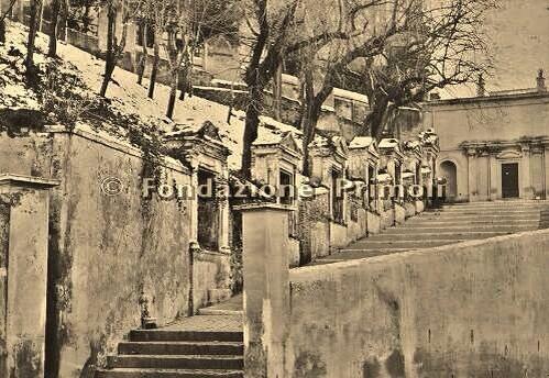 TrastevereRM's tweet photo. ROMA La rampa del monte aureo...citata anche da Virgilio...anziche ristrutturata chiusa da mesi #monumentsmenwe http://t.co/Y3KYvnxmRZ