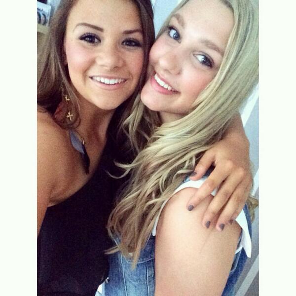 laurevdgriend's tweet photo. Trots op mn allebeste !!! Gefeliciteeeerd 😍😍🎉🎉 @EsmeeAlbers http://t.co/bcIhxnRD1u