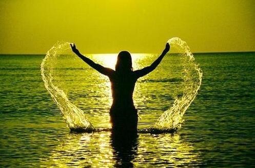 Alsmt_1's tweet photo. البْآرحٌهَ !  جنب البحر وأحس بِ إحساس / الغريق  ظنك لو انزل فِ البحر بحس بِ إحسْآسٌ الحيْآةَ ..؟ http://t.co/BTwNucWy4X