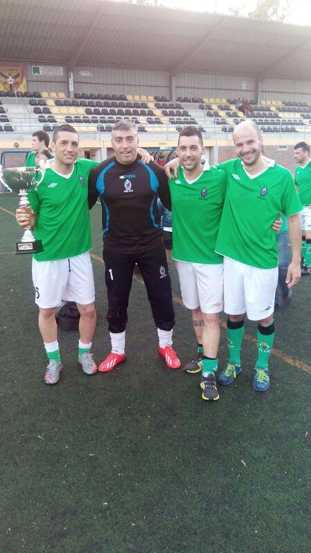 Dlyco's tweet photo. Los campeones de la Business League, la Peña Zalo @pedrogu0303 http://t.co/Gnih6sNod4