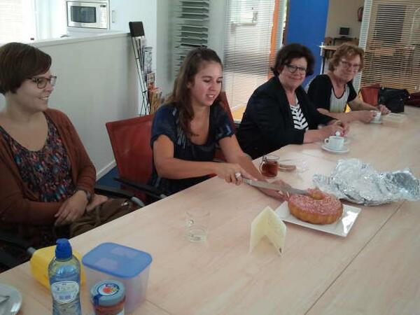 Lambertusschool's tweet photo. Yvonne, proficiat! Je bent nu een 'echte juf''!  We wensen je een mooie toekomst in 't onderwijs! Dank voor je inzet! http://t.co/tQdRC03bGZ