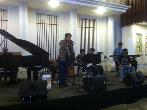 <a href="/OgoyBluesMan/">Yoga Akbar Rabbani</a> @rezabluefauzi <a href="/ibenblueocean/">Lukman Budiman *iben</a> <a href="/BdgBlues/">BandungBluesSociety</a> <a href="/Rega_Tama/">rega</a> <a href="/GentaPrett/">Genta Pratama</a> and rizal zachri.. @Braga_CityWalk