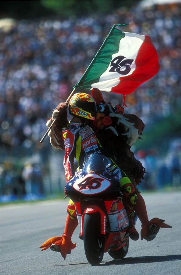 JesSanSan's tweet photo. #Especial #CataluñaGP Valentino Rossi @ValeYellow46 celebrando el triunfo de 1998 con el pollo "Osvaldo" en su moto! http://t.co/tzqNPLzqlP