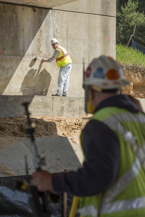 MichiganDOT's tweet image. #MDOT Pic of the Day: Workers performing bridge work on #US131 at 3 Mile Road in #MecostaCounty.
