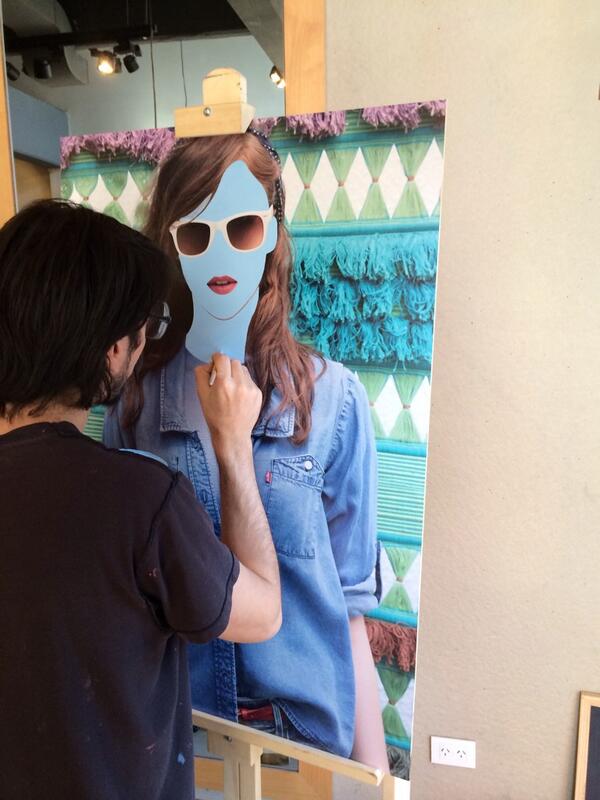 En el evento de Levi's el artista Rraa customizo la foto de cada invitado, que talento felicitaciones @URBANPRonline