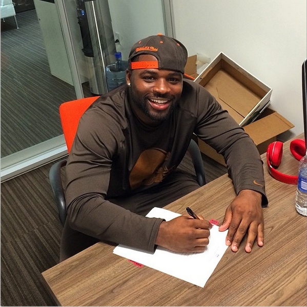 Browns's tweet photo. NEWS: Browns have signed RB Terrance West http://t.co/aTo01hXtO7