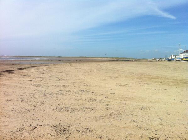 Richard_A_Dew's tweet image. A deserted Rhosneigr beach this afternoon. Will not look like this over the weekend if the sun is out #goodforecast