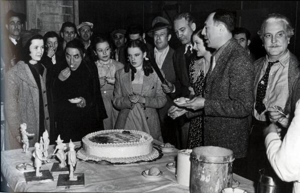 Lonely_Popcorn's tweet image. #PopcornFun Cast and crew of #TheWizardOfOz celebrating Victor Fleming&apos;s 50th birthday.