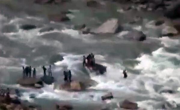 IndiaToday's tweet photo. Shocking: Himachal river tragedy caught on camera http://t.co/PvKQw5Y7Qj http://t.co/RcC8nk5y6I