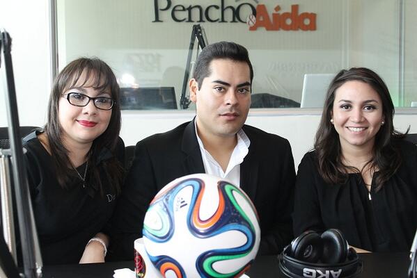 SomosLaTribuFM's tweet photo. Recibimos a Gabriela Huezo @hausofduke, de @simanelsalvador , Abraham Cayetano, maquillista y Jessica Jacome http://t.co/lWWhe8k8Am