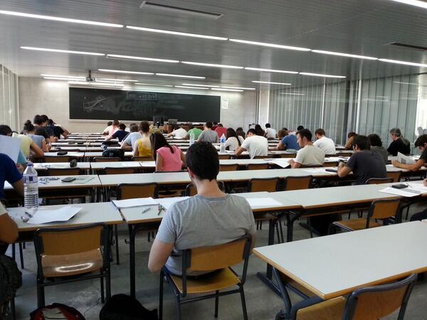 luisbanon's tweet photo. Examen de Carreteras de #IngenieriaCivil en el Aulario III @EPSAlicante http://t.co/06OostwDGe