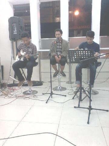 AnntoHR's tweet photo. @indomaretpointbraga #acoustic @weMG_official :) http://t.co/FDqyjZSxmJ
