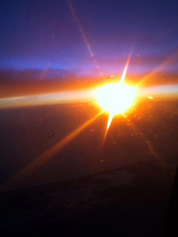 TAEmady's tweet photo. A plane view of twilight http://t.co/9JVvS4XC65