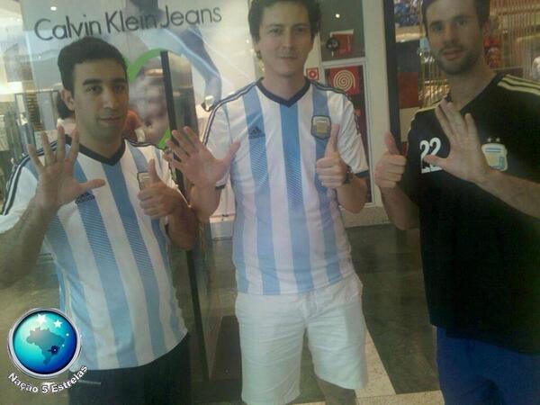 jeanguimaraes57's tweet image. RT "@eliaseguimaraes: Patética torcida faz média com  hermanitos. Olha só a paga... http://t.co/ce04FT20rk"