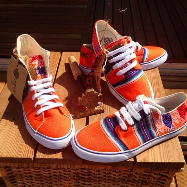 astrooster's tweet photo. Hahahah supergaaf schoenen in de Nederlandse kleuren #mipachashoes http://t.co/OtRioUEwHd