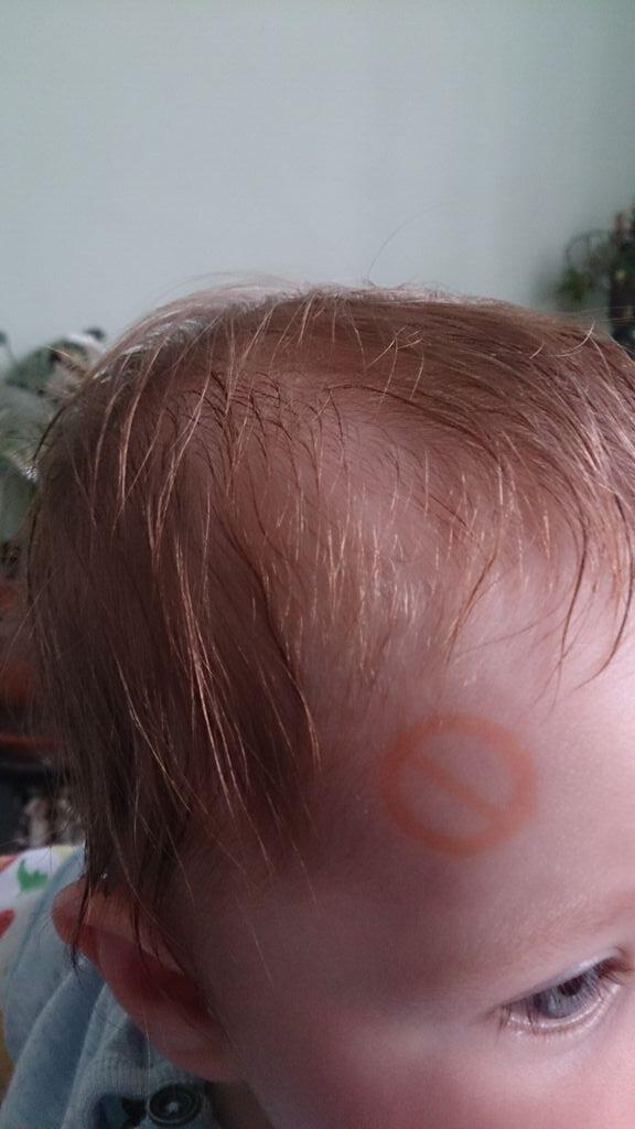 FCurson's tweet photo. @recarousa very unimpressed with your baby seat 9mnth asleep in for an hour and this happened, answers please? http://t.co/2Eo0j1XnIE