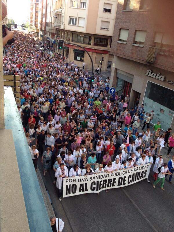 radiobierzo's tweet photo. Son ya miles de personas contra cierre de camas Hospital #bierzo http://t.co/3zsMr6IREb