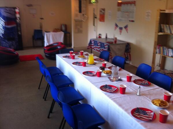 DeanKeeling's tweet photo. American themed lunch @HIDerbyNotts #IHGCelebrateService2014#destinationmidlands @mrolovesyou http://t.co/QlVVacpczO
