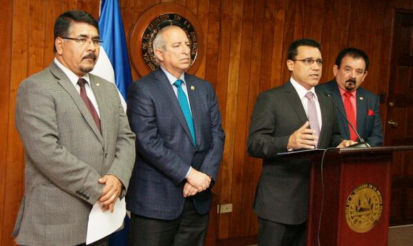 GobernacionSV's tweet photo. Autoridades de Protección Civil presentan propuestas encaminadas para el #ControlDengue http://t.co/dColsKeiBL http://t.co/AguWUt0NMQ