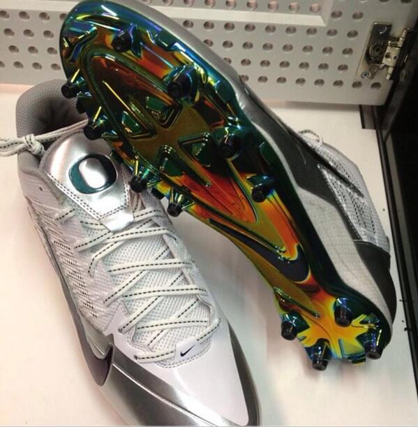 Cleatss's tweet photo. Nike Vapor Talons PE "Oregon" 🔥💦 http://t.co/oo8t9HI9bM