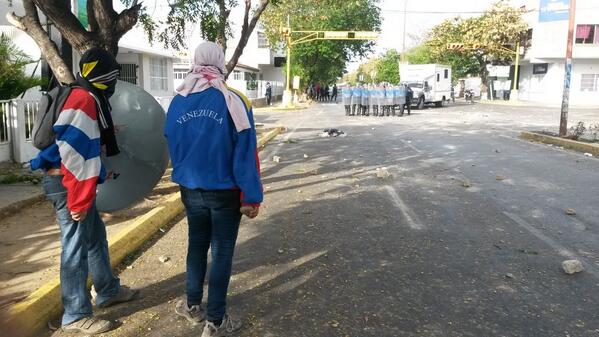 cesarpam17's tweet photo. No toleramos mas la mala educación, cedes de educación en mal estado, corrupción.  Unefm pelea para mejorar. http://t.co/OnGwkt3rEB