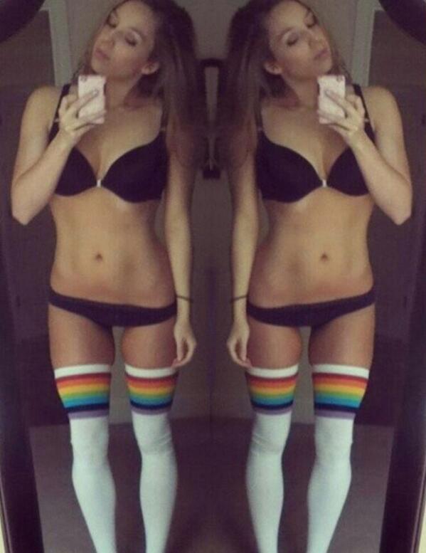 RaveSluts_'s tweet image. 😍😏