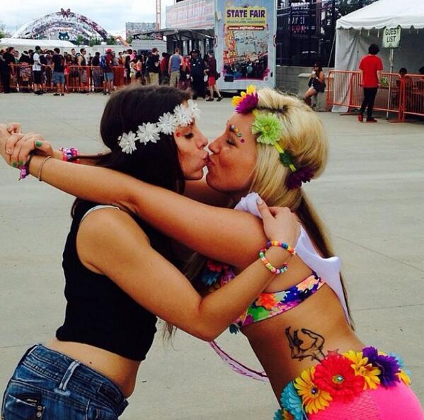 RaveSluts_'s tweet image. 😉