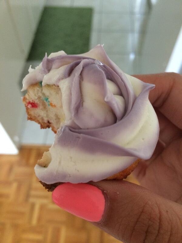cant stop eating <a href="/_cvaldes/">Cristina Valdes</a> cupcakes ❤️️❤️️❤️️#loveher #shesthebest