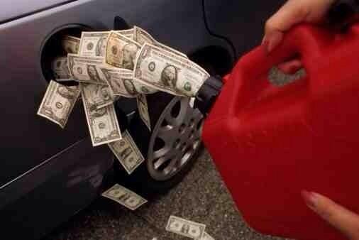 FunnyPicsDepot's tweet photo. How it feel when you putting gas in your car http://t.co/4kQ6PNgOIn