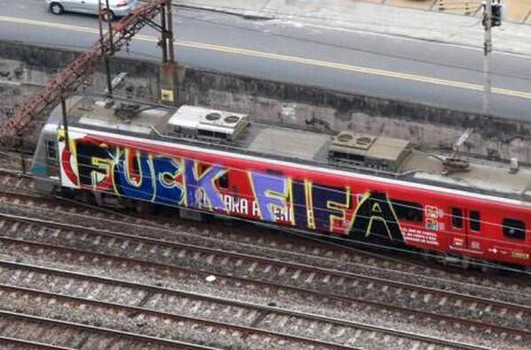 tomfabre's tweet photo. Mientras tanto en Brasil un metro intenta hablar por su pueblo... :/ 

@k_Johansen http://t.co/iHkHztfJf4