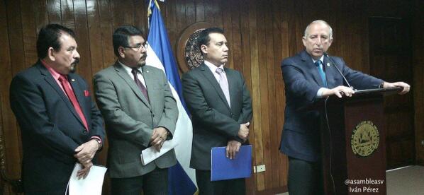 AsambleaSV's tweet photo. Pdte. Reyes, Ministro @ValenciaMangle durante conferencia para anunciar propuestas encaminadas para #ControlDengue http://t.co/bYcs60shaw
