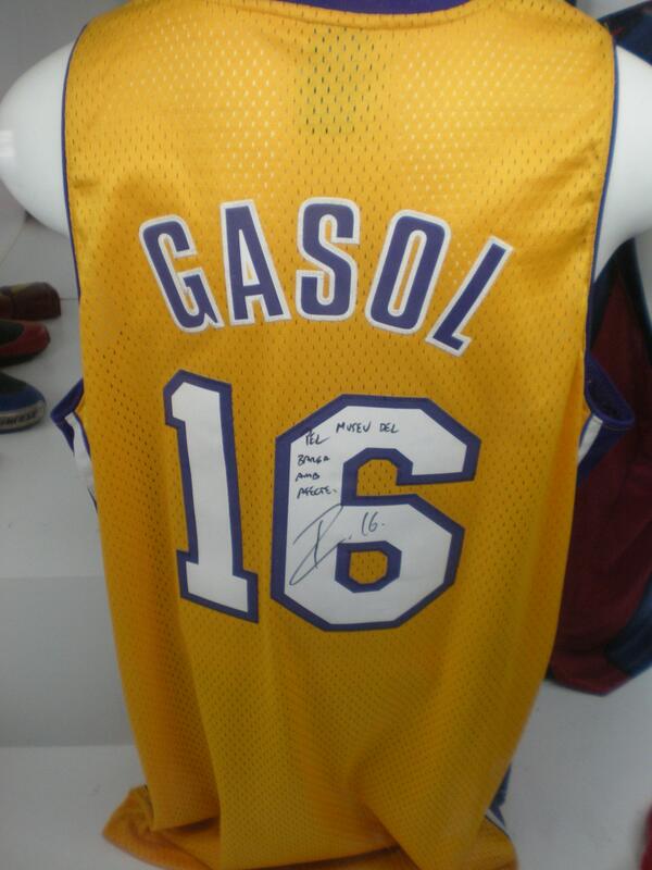 Taja_16's tweet image. @paugasol your shirt in Barcellona's museum... #bestpowerforward