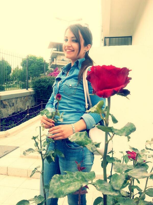 NagihanUste's tweet photo. :) bornova kultur merkeziii http://t.co/vFYGmKlq5H