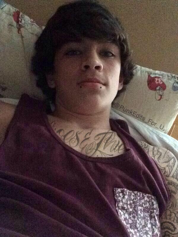 Symbcls's tweet photo. could someone fake Hayes? omg please. http://t.co/MxP7Dtu87k