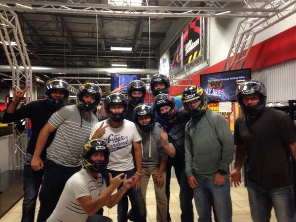 어제 시합끝나고 여기 시러큐스 라는 곳에 도착하니 아침10시내요^^ 어마어마한 이동거리! ㅋ 한달만에 쉬는날 팀메이트들과 자동차경주!! 10명중에 9등했어요 ㅋㅋ 첨이라 그래요!! ㅋㅋ