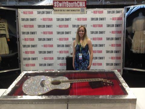 palmerchocolate's tweet image. One of my favorite things about CMA Fest #SwiftBoothCMA