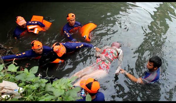 RT @radarcirebontv: Mayat Elsa Natalia warga Perumahan Weru Permai saat dievakuasi petugas dari sungai Kesunean .