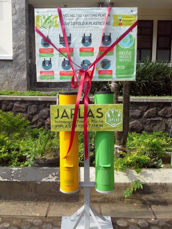 JaplasMovement's tweet photo. Ini dia Bank Plastik Japlas yg akan ditempatkan di Fikom dan gerbang lama Unpad^^ http://t.co/bkD6k8zjKD