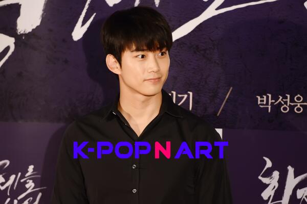 KPOPNARTmedia's tweet photo. 140609 #황제를위하여 VIP 시사회 옥택연 http://t.co/59w6SeHLpi http://t.co/CtWPczLHvR