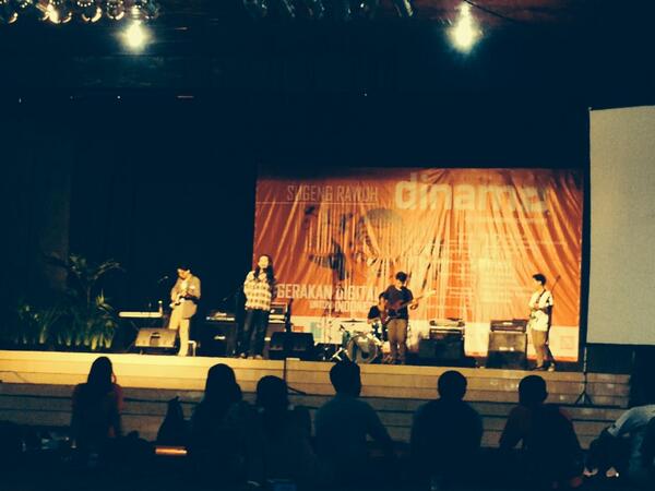 Matur nuwun ya "<a href="/kampunghalaman/">Yayasan Kampung Halaman</a>: Now onstage!! <a href="/ed_passionfruit/">the passion fruit</a> di <a href="/dinamo_ID/">DINAMO</a> "