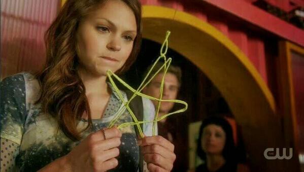 veganhiker47's tweet photo. When Emery realizes that Roman kept the star she made 10 yrs ago. #StarCrossed @CBS @Netflix @CW_network @HuluPlus http://t.co/ORypqWsQql